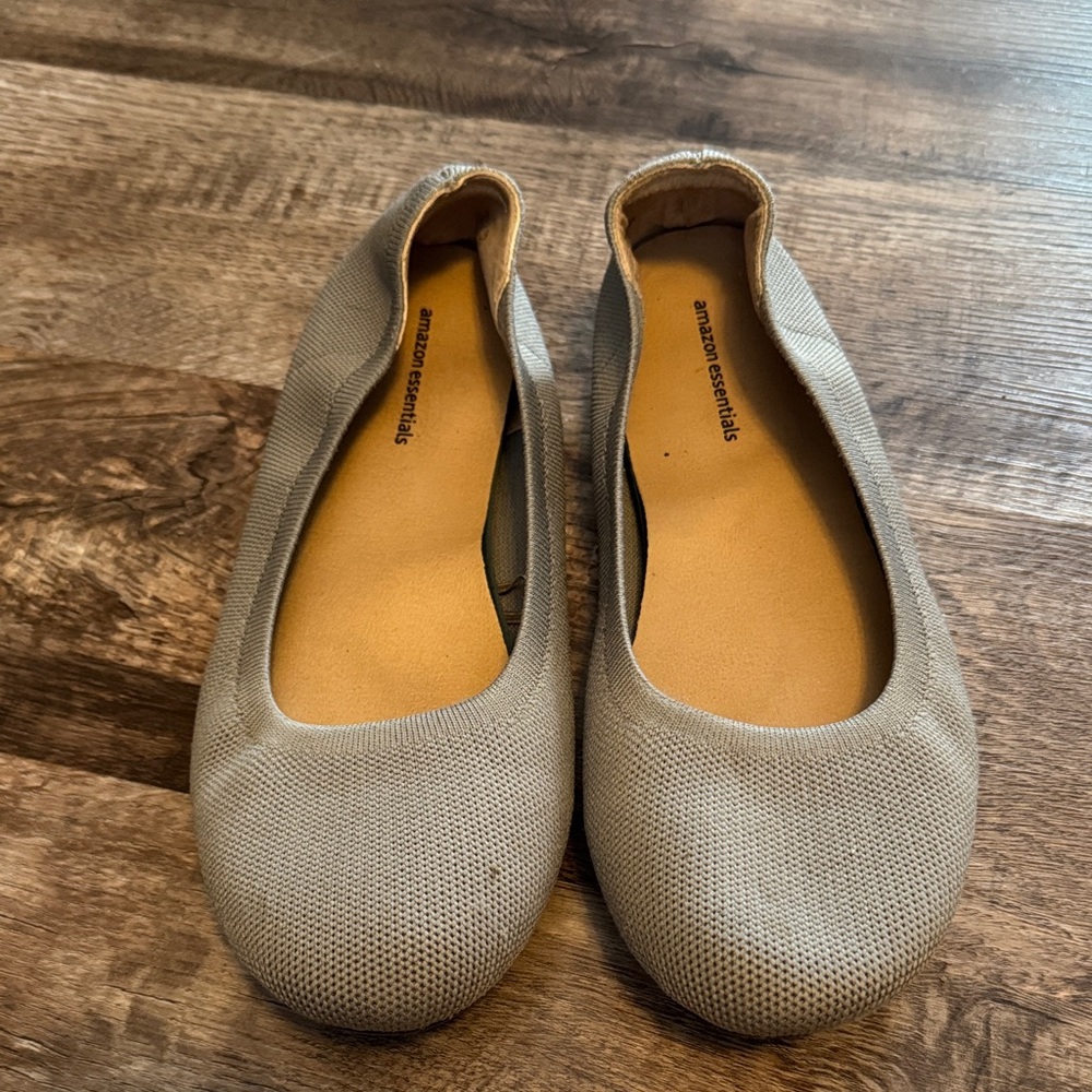 Amazon Essentials Women's Grey Ballet Flats